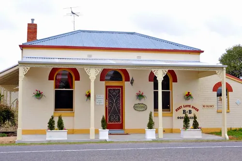Must Love Dogs Bed & Breakfast & self contained cottage